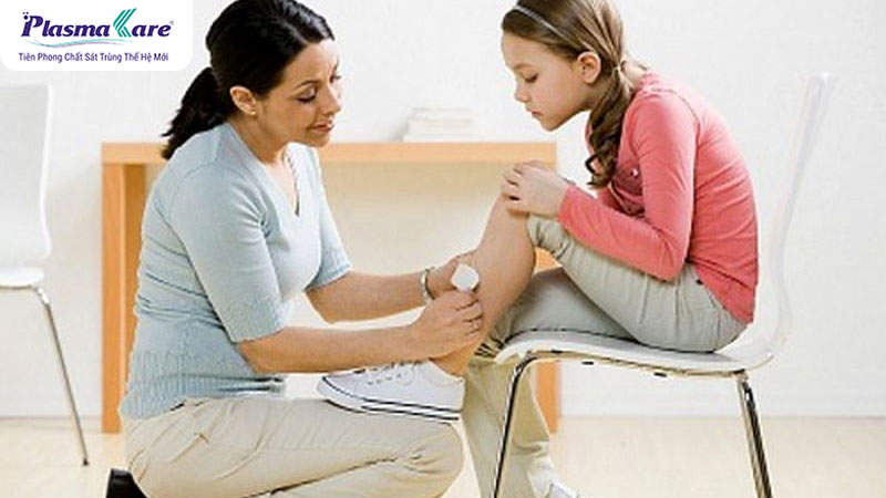 Mách mẹ cách điều trị và chăm sóc bé bị phỏng bô xe máy