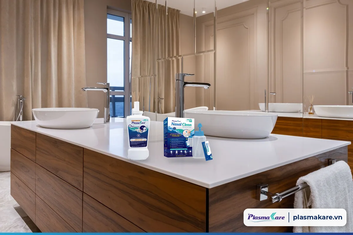 Chai Súc họng-miệng PlasmaKare và bộ bình rửa mũi Nasal Clean đặt trên mặt đá phòng tắm khô ráo
