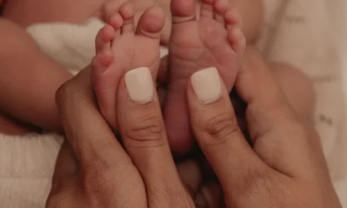 Mẹ thoa kem dưỡng ẩm cho trẻ sơ sinh bị lác sữa tại nhà