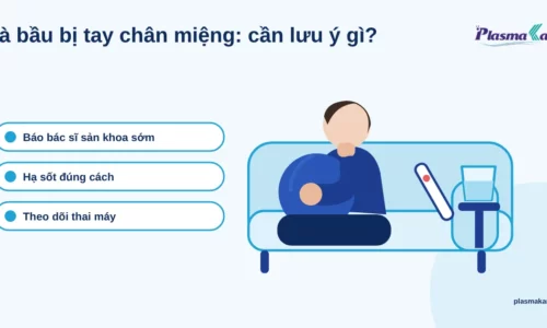 Người mang thai ngồi nghiêng trên sofa, tay đặt lên bụng, cạnh có cốc nước