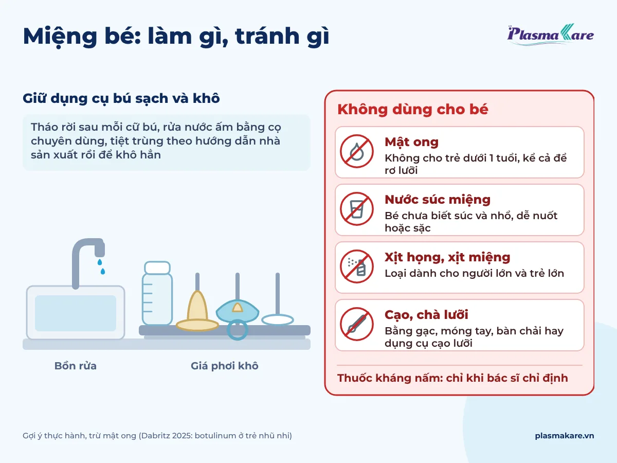 Bình sữa, núm ti và ti giả phơi khô trên giá cạnh bồn rửa, kèm ô liệt kê bốn việc không làm cho bé
