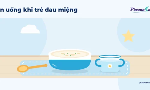Bát cháo loãng để nguội, cốc nước nhỏ có hai quai và thìa nhựa mềm đặt trên tấm lót bàn ăn của trẻ, nền sáng