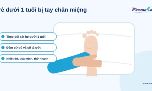 Bàn tay người mẹ đỡ bàn chân nhỏ của em bé dưới 1 tuổi trên khăn trắng