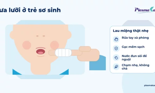 Cận cảnh bàn tay người lớn quấn gạc mềm quanh ngón tay chuẩn bị lau miệng cho bé, chỉ thấy miệng và cằm