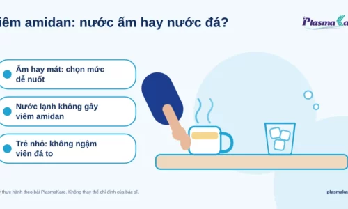 Tay người lớn cầm cốc nước ấm bốc hơi cạnh cốc nước có đá